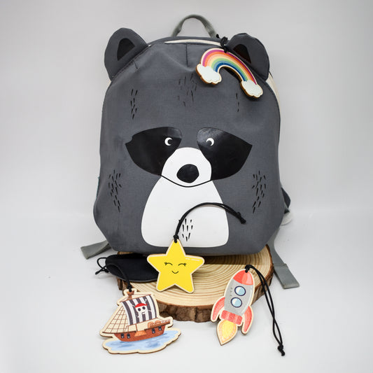 Identificador para mochila infantil - detalle colgado en la mochila frontal - Creative Laser